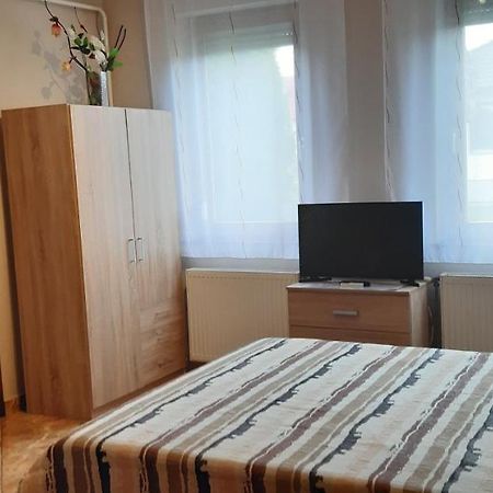 Flora Apartman Gyula Esterno foto