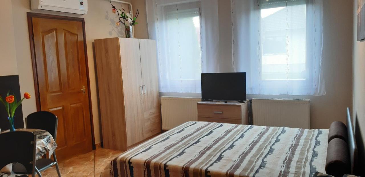 Flora Apartman Gyula Esterno foto