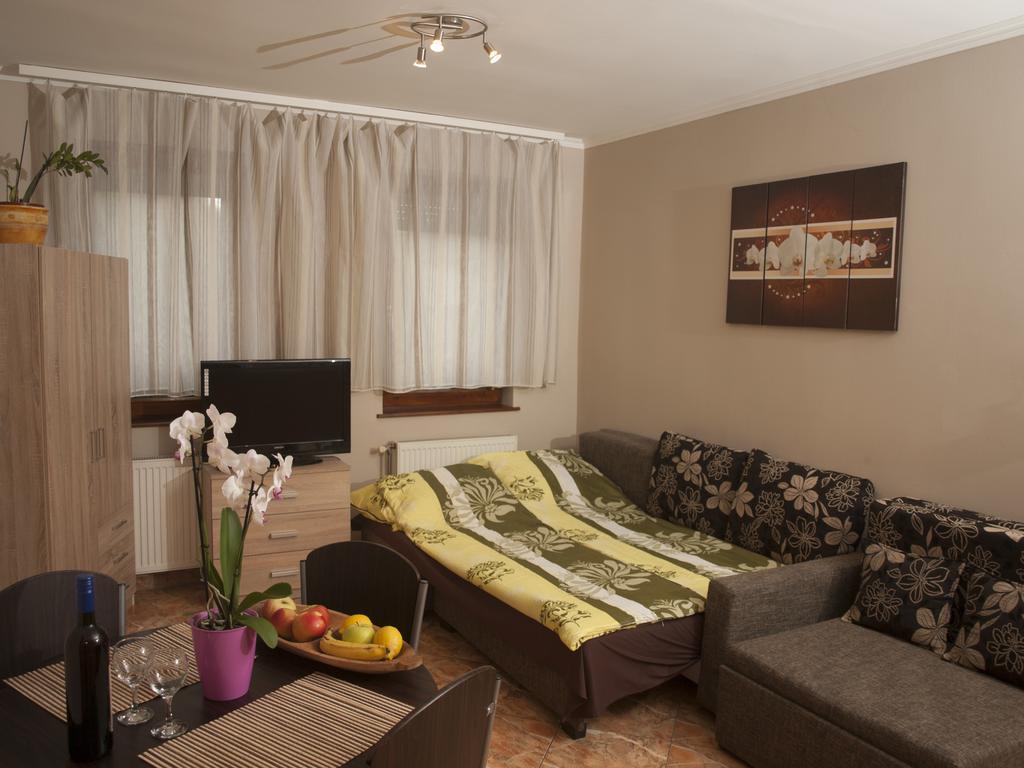 Flora Apartman Gyula Esterno foto